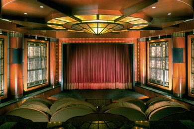 Cette image montre une salle de cinéma traditionnelle.