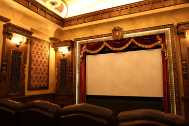 Imagen de cine en casa tradicional con paredes beige, moqueta y suelo rojo