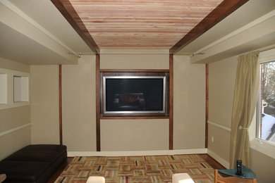Foto de cine en casa cerrado tradicional renovado de tamaño medio con paredes beige, moqueta y pared multimedia