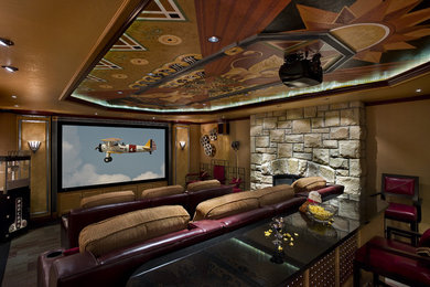 他の地域にある高級な広いエクレクティックスタイルのおしゃれな独立型シアタールーム (カーペット敷き、プロジェクタースクリーン、マルチカラーの床、茶色い壁) の写真