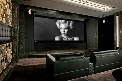 Foto de cine en casa cerrado actual grande con paredes multicolor, moqueta, pantalla de proyección y suelo gris
