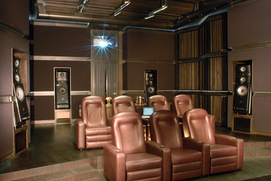 Источник вдохновения для домашнего уюта: большой изолированный домашний кинотеатр в современном стиле с коричневыми стенами, ковровым покрытием, мультимедийным центром и коричневым полом
