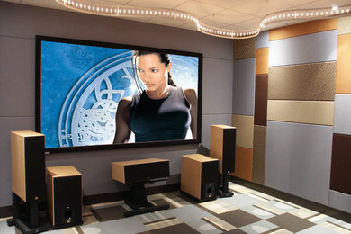 Ejemplo de cine en casa cerrado minimalista de tamaño medio con paredes multicolor, pantalla de proyección, moqueta y suelo multicolor