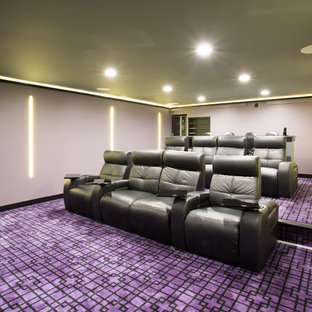Foto de cine en casa cerrado, moderno, grande, con paredes púrpuras, moqueta, pantalla de proyección y suelo violeta