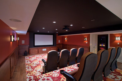 Diseño de cine en casa cerrado contemporáneo con paredes rojas y pantalla de proyección