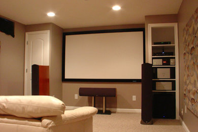Modelo de cine en casa grande con paredes beige, moqueta y pantalla de proyección