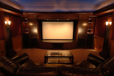 Стильный дизайн: изолированный домашний кинотеатр среднего размера в современном стиле с ковровым покрытием и проектором - последний тренд
