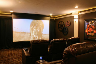 Пример оригинального дизайна: изолированный домашний кинотеатр среднего размера в стиле рустика с коричневыми стенами, ковровым покрытием, проектором и коричневым полом