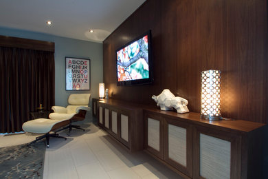 Diseño de cine en casa cerrado minimalista de tamaño medio con paredes multicolor, suelo vinílico y televisor colgado en la pared