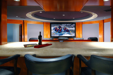 Aménagement d'une salle de cinéma moderne de taille moyenne et ouverte avec un mur bleu, moquette, un écran de projection et un sol gris.