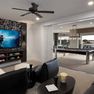 Idee per un piccolo home theatre classico chiuso con pareti bianche, moquette, TV a parete e pavimento beige