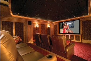 Cette image montre une salle de cinéma traditionnelle ouverte avec moquette et un téléviseur fixé au mur.