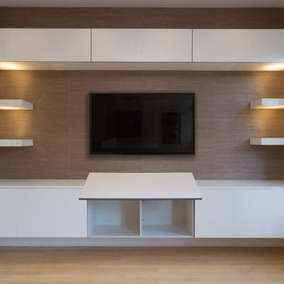 Diseño de cine en casa abierto, minimalista, grande, con paredes blancas, suelo de madera clara y televisor colgado en la pared