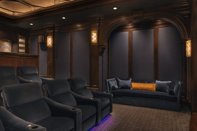 Imagen de cine en casa cerrado clásico grande con paredes azules, moqueta y televisor colgado en la pared