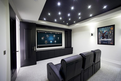 Ejemplo de cine en casa cerrado clásico renovado grande con paredes blancas, moqueta, televisor colgado en la pared y suelo gris