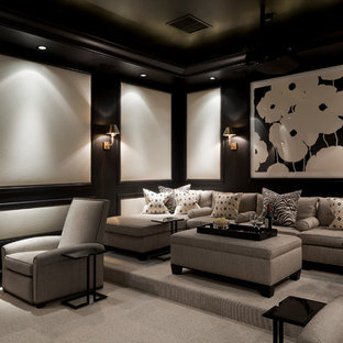 Foto de cine en casa cerrado, tradicional, grande, con suelo gris, paredes negras, moqueta y pantalla de proyección