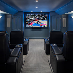 Foto di un grande home theatre chic con pareti beige, pavimento in laminato e pavimento grigio