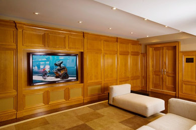 Modelo de cine en casa clásico con paredes blancas, suelo de baldosas de cerámica y pared multimedia
