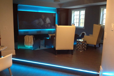 На фото: домашний кинотеатр среднего размера в современном стиле с серыми стенами, полом из керамической плитки, проектором и серым полом с