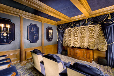 Diseño de cine en casa cerrado tradicional grande con paredes azules, moqueta y pantalla de proyección