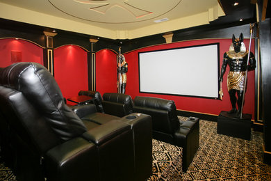 Modelo de cine en casa abierto vintage de tamaño medio con paredes rojas, moqueta y pantalla de proyección
