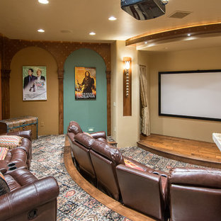 Ejemplo de cine en casa de estilo americano con paredes multicolor, moqueta, pantalla de proyección y suelo multicolor