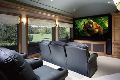 Foto de cine en casa cerrado tradicional renovado de tamaño medio con paredes beige, moqueta, pantalla de proyección y suelo beige