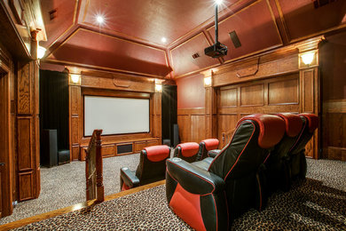 Idee per un home theatre tradizionale chiuso con moquette, schermo di proiezione e pavimento multicolore