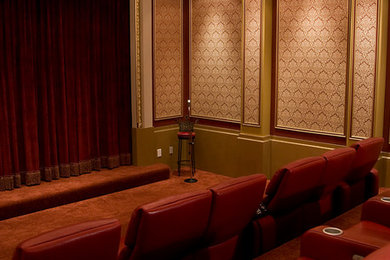 Geräumiges, Abgetrenntes Klassisches Heimkino mit beiger Wandfarbe, Teppichboden, Leinwand und braunem Boden in Las Vegas