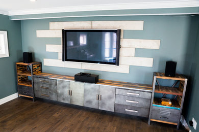 Inredning av ett modernt mellanstort avskild hemmabio, med blå väggar, mellanmörkt trägolv och en väggmonterad TV