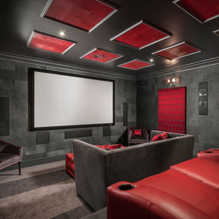 Modelo de cine en casa cerrado, contemporáneo, grande, con paredes negras, moqueta, pantalla de proyección y suelo gris