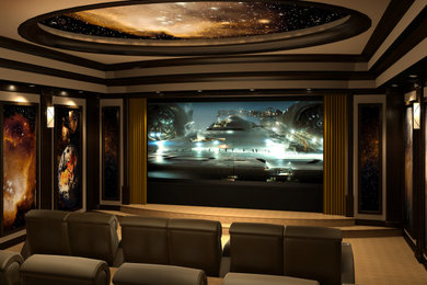 Diseño de cine en casa clásico renovado de tamaño medio con paredes beige, moqueta y suelo beige