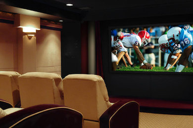 Foto de cine en casa cerrado tradicional renovado de tamaño medio con paredes beige, moqueta, pantalla de proyección y suelo beige