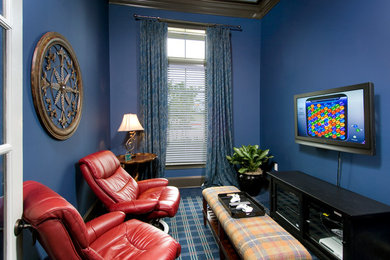 Diseño de cine en casa cerrado actual pequeño con paredes azules, moqueta, televisor colgado en la pared y suelo azul