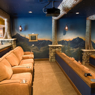 Inspiration pour une salle de cinéma chalet fermée avec un écran de projection.