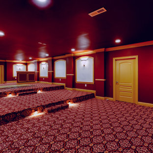 Réalisation d'une très grand salle de cinéma tradition fermée avec un mur rouge, moquette, un écran de projection et un sol rouge.