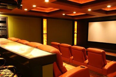На фото: домашний кинотеатр в классическом стиле