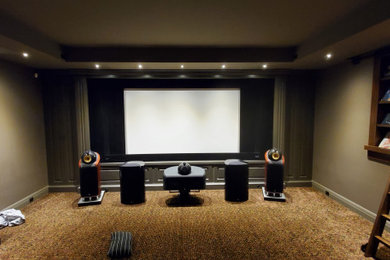 Foto de cine en casa cerrado tradicional grande con paredes beige, moqueta, pantalla de proyección y suelo multicolor