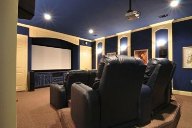 Foto de cine en casa tradicional de tamaño medio con paredes azules y moqueta