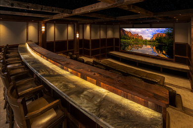 Diseño de cine en casa cerrado clásico extra grande con paredes beige, moqueta y pantalla de proyección