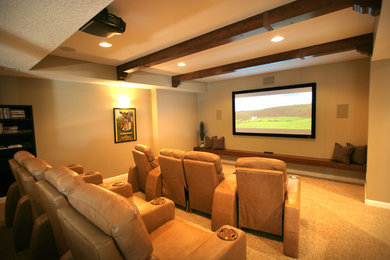 Cette photo montre une salle de cinéma tendance de taille moyenne et fermée avec un mur beige, moquette et un écran de projection.