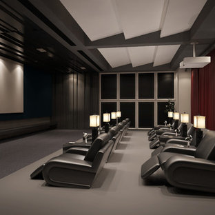 Idee per un grande home theatre minimalista chiuso con moquette, schermo di proiezione, pareti bianche e pavimento grigio