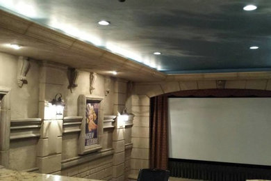Идея дизайна: изолированный домашний кинотеатр среднего размера в средиземноморском стиле с бежевыми стенами и проектором