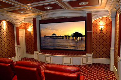 Foto de cine en casa cerrado clásico grande con paredes multicolor, moqueta, pantalla de proyección y suelo rojo