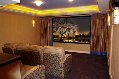 Foto de cine en casa cerrado grande con paredes beige, moqueta y pantalla de proyección