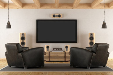 Diseño de cine en casa abierto urbano de tamaño medio con paredes blancas, suelo de madera clara, televisor colgado en la pared y suelo marrón