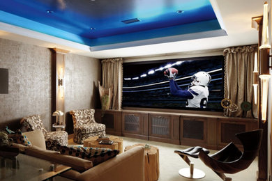 Modelo de cine en casa cerrado clásico de tamaño medio con paredes grises, pared multimedia y suelo beige