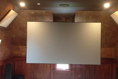 シャーロットにある高級な中くらいなコンテンポラリースタイルのおしゃれな独立型シアタールーム (茶色い壁、カーペット敷き、プロジェクタースクリーン、ベージュの床) の写真