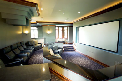 На фото: огромный изолированный домашний кинотеатр в стиле модернизм с проектором с