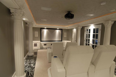 Diseño de cine en casa cerrado clásico renovado de tamaño medio con paredes grises, suelo de baldosas de porcelana, pantalla de proyección y suelo negro